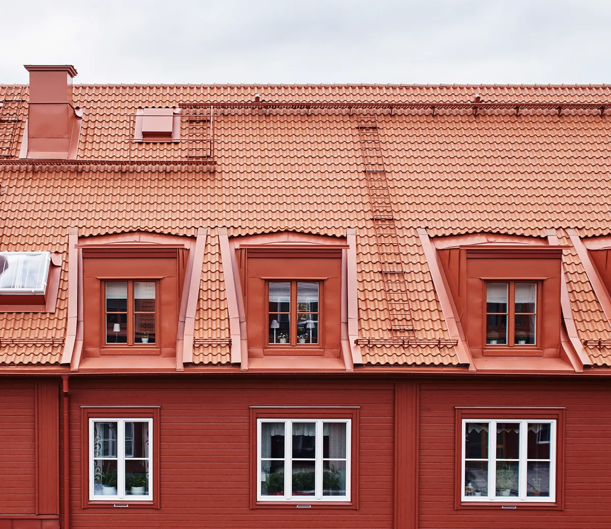 Lägga takpannor på flerbostadshus